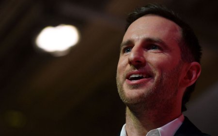 What Is That Mysterious Metallic Device US Chief Design Officer Joe Gebbia Is Using?