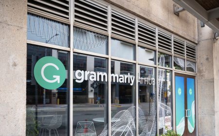 Grammarly Is Offering ‘Expert’ AI Reviews From Your Favorite Authors—Dead or Alive