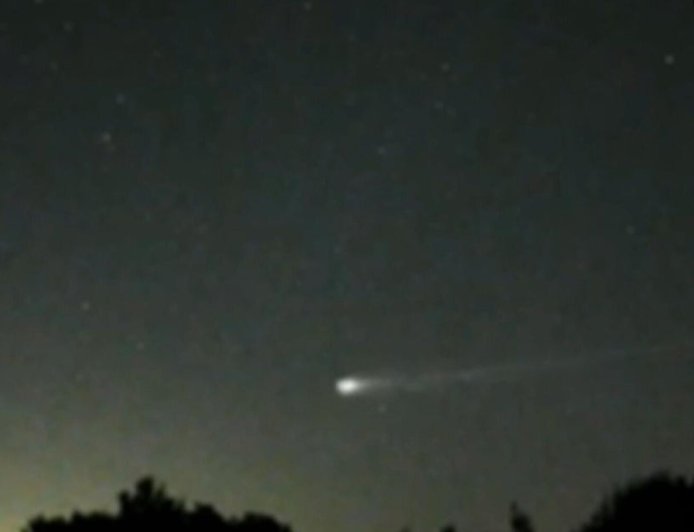 Meteor lights up southern Michigan as it burns through Earth's atmosphere