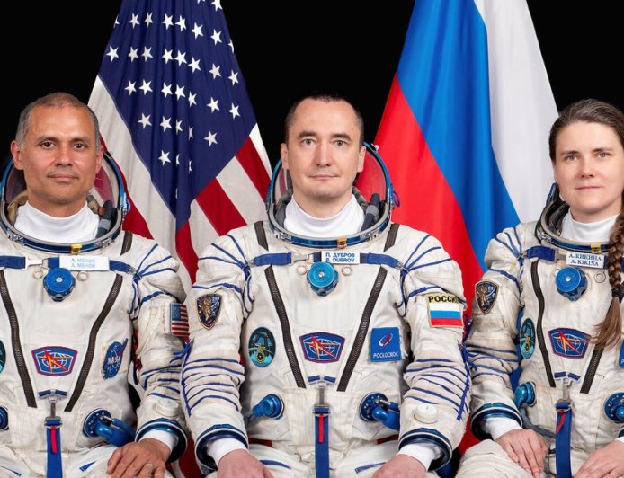 Russian Soyuz rocket launches fresh crew to space station